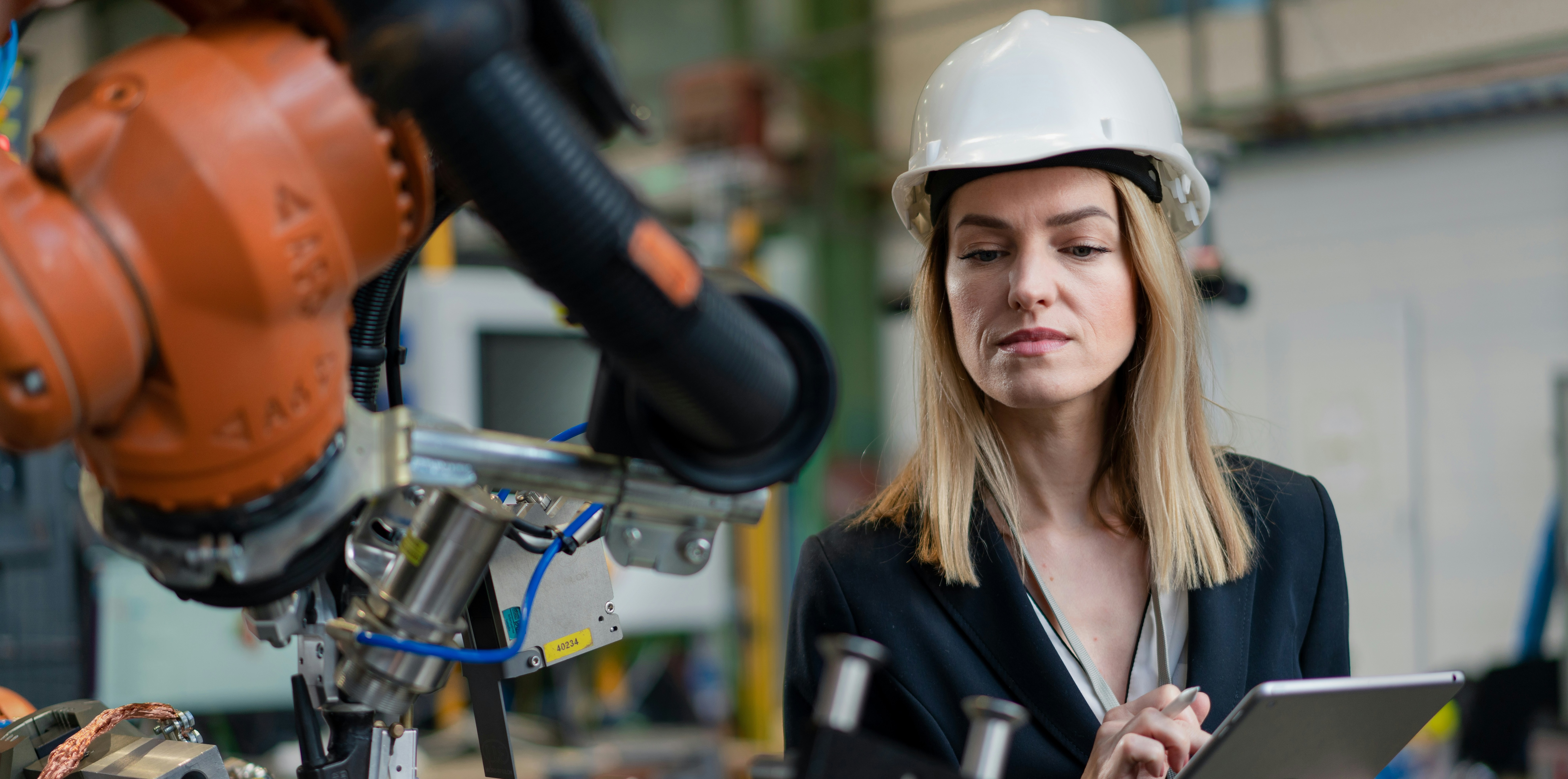 Professionnelle supervisant un robot industriel